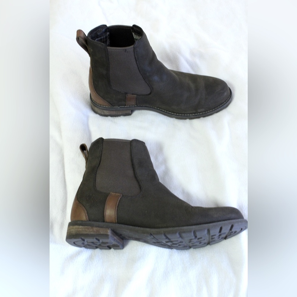Ariat Chelsea boots (Wexford) size 9 that have barely been used. WATERPROOF
